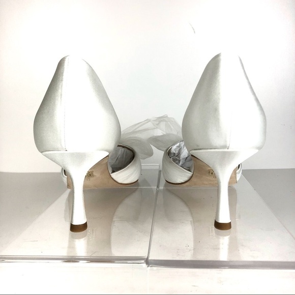 Badgley Mischka Festive Bow Kitten Heels Rhinestone Soft White Satin Pumps Sz 6 - Picture 6 of 10